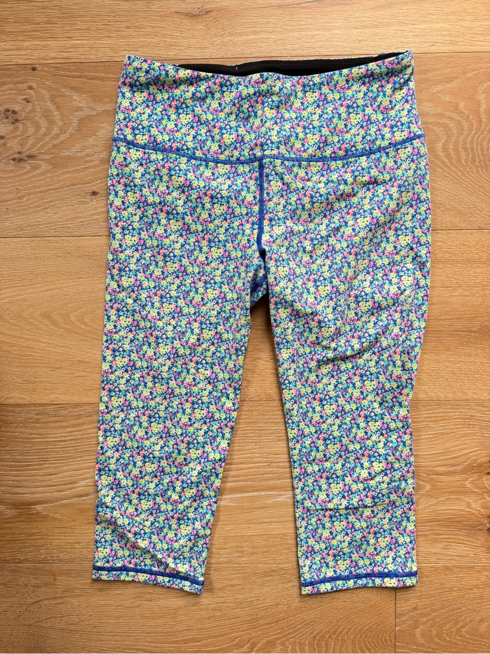 VSX knockout Floral Capri Leggings